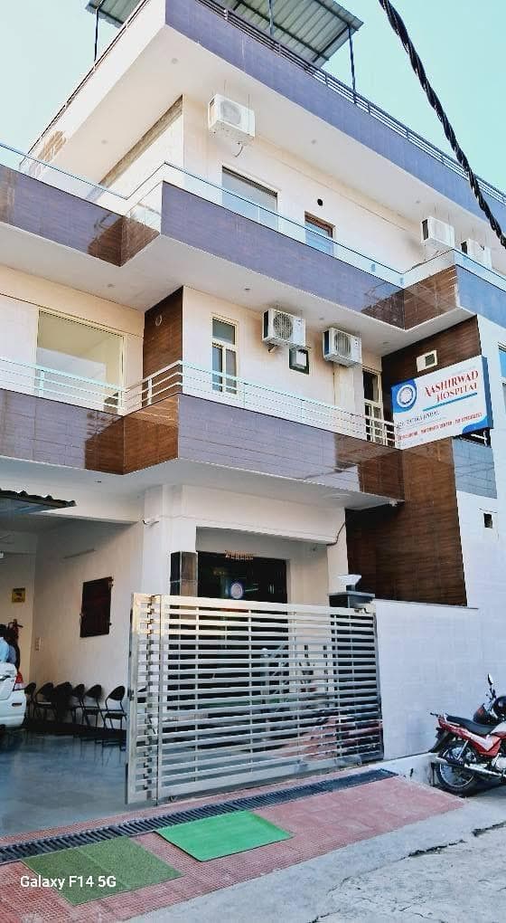 Aashirwad Hospital building exterior in Paonta Sahib